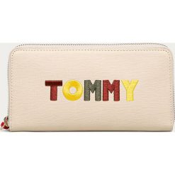 Tommy Hilfiger - Portfel. Brązowe portfele damskie TOMMY HILFIGER, bez wzorów, ze skóry ekologicznej. Za 329,90 zł.
