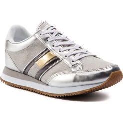 Sneakersy TOMMY JEANS - Casual Retro Sneaker EN0EN00413 Silver 000. Szare półbuty damskie Tommy Jeans, z jeansu. Za 399,00 zł.