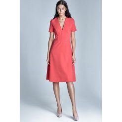 Koralowa elegancka sukienka. Pomarańczowe sukienki damskie NIFE, na wesele, xl, bez wzorów, z elastanu, eleganckie, bez kołnierzyka, z krótkim rękawem, krótkie, mini, dopasowane. Za 99,00 zł.