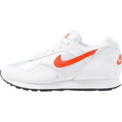 Nike Sportswear OUTBURST Sneakersy niskie white/team orange/black. Białe trampki i tenisówki damskie Nike Sportswear, bez wzorów, ze skóry, bez zapięcia. Za 379,00 zł.