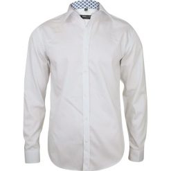 Biała Bawełniana Elegancka Koszula Wizytowa - BELLO - Taliowana, Długi Rękaw, Granatowe Dodatki KSDWBELLOBS013. Białe koszule męskie Bello, bez wzorów, z bawełny, eleganckie, bez kołnierzyka, z długim rękawem. Za 129,00 zł.