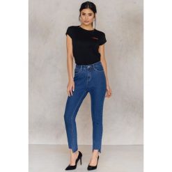 NA-KD Asymetryczne jeansy 7/8 z wysokim stanem - Blue. Niebieskie jeansy damskie NA-KD, z bawełny. W wyprzedaży za 48,59 zł.