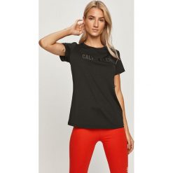 Calvin Klein Performance - T-shirt. Czarne topy sportowe damskie Calvin Klein Performance, s, z nadrukiem, z elastanu, z krótkim rękawem. Za 179,90 zł.