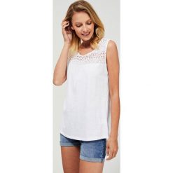 Top z koronką. Białe bluzki damskie Moodo, xl, w koronkowe wzory, z bawełny, klasyczne, z okrągłym kołnierzem, bez rękawów. Za 44,99 zł.