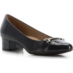 Buty damskie. Niebieskie czółenka damskie Wittchen, ze skóry. W wyprzedaży za 199,90 zł.