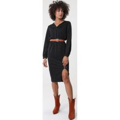 Czarna Sukienka Deepdene. Czarne sukienki damskie Born2be, s, w paski, z dzianiny, eleganckie, bez kołnierzyka, bez rękawów, długie, midi, rozkloszowane. Za 89,99 zł.