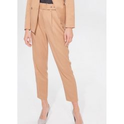 Spodnie carrot fit - Beżowy. Brązowe spodnie damskie Mohito. W wyprzedaży za 59,99 zł.