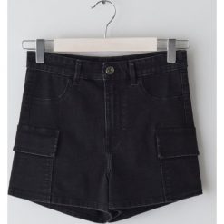 Jeansowe szorty z kieszeniami cargo - Czarny. Czarne szorty damskie Sinsay, bez wzorów, z jeansu. Za 49,99 zł.