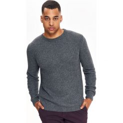 SWETER DŁUGI RĘKAW MĘSKI Z WZMOCNIENIAMI NA ŁOKCIACH. Szare golfy męskie marki Top Secret, na zimę, xxl, z dzianiny, z okrągłym kołnierzem. W wyprzedaży za 59,99 zł.