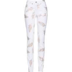 Dżinsy z nadrukiem piór bonprix biały denim - kolo czerwonego złota. Białe jeansy damskie bonprix, z jeansu. Za 149,99 zł.