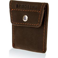 Brązowa bilonówka ze skóry na monety. Pomarańczowe portfele męskie marki Brødrene, bez wzorów, ze skóry. Za 49,00 zł.