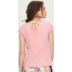 Bluzki, topy, tuniki: T-shirt z wiązaniem na plecach – Pomarańczo