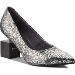 Półbuty UNITED NUDE - Cube Pump 10342576127 Silver Stingray. Szare półbuty damskie skórzane marki United Nude, na obcasie. W wyprzedaży za 699,00 zł.