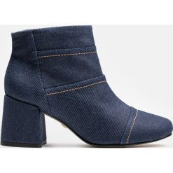 Niebieskie botki damskie. Niebieskie botki damskie na obcasie marki Kazar, z jeansu, na wysokim obcasie, na zamek. Za 599,00 zł.