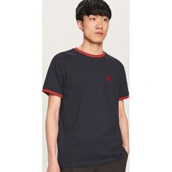 T-shirty męskie: T-shirt z aplikacją – Granatowy