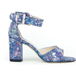 Sandałki na słupku - skóra naturalna - model 348 - kolor niebieskie kwiaty. Niebieskie sandały damskie Zapato, w kwiaty, ze skóry, bez obcasa, na słupku, bez zapięcia. W wyprzedaży za 144,50 zł.