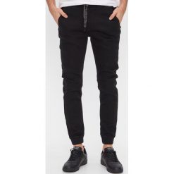 Denimowe spodnie jogger slim - Czarny. Czarne spodnie męskie House, m, z jeansu. Za 129,99 zł.