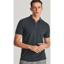 Koszulka polo regular fit - Szary. Szare koszulki męskie Reserved, s, bez wzorów, polo, bez rękawów. W wyprzedaży za 39,99 zł.
