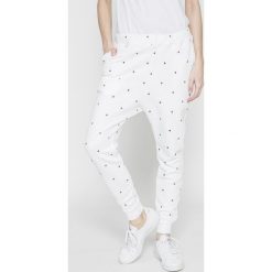 Reebok Classic - Spodnie. Białe spodnie damskie marki Reebok Classic, s, bez wzorów, z bawełny, casualowe. W wyprzedaży za 169,90 zł.