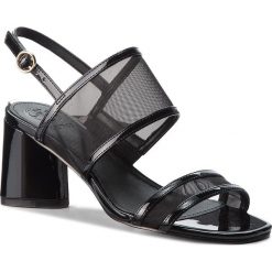 Sandały GUESS - Sedonna2 FLSE22 FAB03 BLACK. Czarne klapki damskie Guess, z aplikacjami, ze skóry ekologicznej, bez obcasa, na obcasie. W wyprzedaży za 319,00 zł.