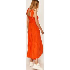 Answear - Sukienka. Czerwone sukienki damskie ANSWEAR, na co dzień, s, bez wzorów, z wiskozy, casualowe, z dekoltem karo, bez rękawów, midi, rozkloszowane. Za 139,90 zł.