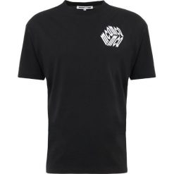 McQ Alexander McQueen Tshirt z nadrukiem darkest black. Czarne koszulki męskie marki McQ Alexander McQueen, m, z nadrukiem, z bawełny, bez kołnierzyka. Za 549,00 zł.