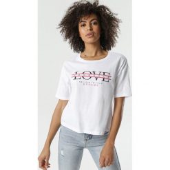 Biały T-shirt Anthiphoia. Białe bluzki damskie Born2be, s, bez wzorów, bez kołnierzyka. Za 29,99 zł.