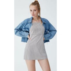 Krótka sukienka w paski na ramiączkach. Brązowe sukienki mini damskie marki Pull&Bear, w paski, z jeansu, z krótkim rękawem, krótkie. Za 69,90 zł.