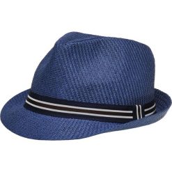 KAPELUSZ MĘSKI. Niebieskie kapelusze męskie Top Secret, bez wzorów, eleganckie. W wyprzedaży za 14,99 zł.