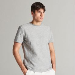 T-shirt ze strukturalnej dzianiny - Jasny szar. Szare t-shirty męskie Reserved, s, bez wzorów, z dzianiny, bez kołnierzyka. Za 79,99 zł.