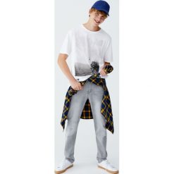 Koszulka ze zdjęciem skoku. Białe koszulki męskie Pull&Bear, m, bez wzorów, bez kołnierzyka, z krótkim rękawem, krótkie. Za 49,90 zł.