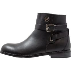 Michael Kors ZIAEMMMA KANE Botki kowbojki i motocyklowe black. Czarne buty zimowe damskie Michael Kors, z materiału. W wyprzedaży za 294,50 zł.