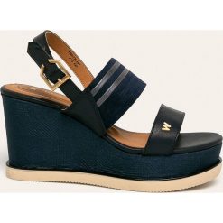 Wrangler - Sandały. Niebieskie koturny damskie Wrangler, bez obcasa, na obcasie, na klamry. Za 289,90 zł.