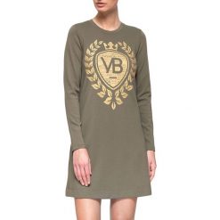 Sukienka w kolorze khaki. Brązowe sukienki damskie marki YULIYA BABICH, xs, z nadrukiem, z okrągłym kołnierzem. W wyprzedaży za 149,95 zł.