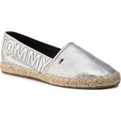 Espadryle TOMMY JEANS - Shiny Metallic Espadrille EN0EN00453 Silver 000. Szare espadryle damskie Tommy Jeans, na co dzień, bez wzorów, z jeansu, bez obcasa, na płaskiej podeszwie, bez zapięcia. Za 299,00 zł.