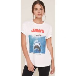 Undiz - T-shirt Jawsiz. Białe bluzki damskie Undiz, s, z nadrukiem, z bawełny, z okrągłym kołnierzem. W wyprzedaży za 44,90 zł.