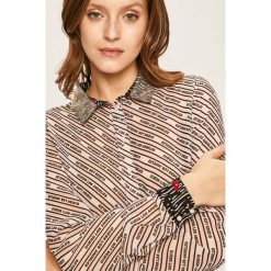 Guess Jeans - Koszula. Różowe bluzki damskie s, z aplikacjami, z poliesteru, klasyczne. Za 369,90 zł.