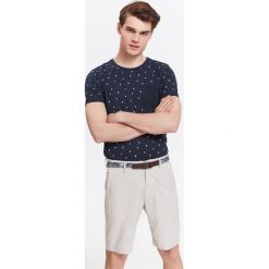 T-SHIRT MĘSKI Z NADRUKOWANYM WZOREM. Szare t-shirty męskie Top Secret, na lato, m, z klasycznym kołnierzykiem. Za 24,99 zł.