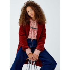 Bluza z napisem i kapturem. Różowe bluzy damskie Pull&Bear, z napisami, bez rękawów. Za 59,90 zł.