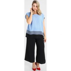 Bluzki asymetryczne: Vince Camuto Plus VERANDA TILE PRINT EXTEND SHOULDER BLOUSE Bluzka oxford blue