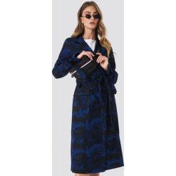 NA-KD Trencz moro - Blue. Niebieskie płaszcze damskie marki NA-KD, w paski, militarne, długie. W wyprzedaży za 145,98 zł.