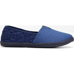 Buty wsuwane bonprix niebieski. Niebieskie baleriny damskie marki bonprix, z aplikacjami, z koronki, bez obcasa. Za 69,99 zł.