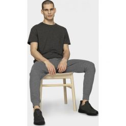 T-shirt męski TSM600A - średni szary melanż - Outhorn. Szare koszulki męskie Outhorn, m, bez wzorów, bez kołnierzyka, bez rękawów. Za 34,99 zł.