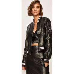Guess Jeans - Kurtka bomber. Czarne kurtki damskie Guess Jeans, s, z aplikacjami, z poliesteru, krótkie. Za 739,90 zł.
