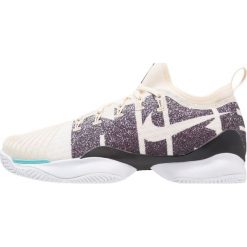 Nike Performance MEN AIR ZOOM ULTRA REACT HC Obuwie do tenisa Outdoor light cream/black. Białe buty trekkingowe męskie marki Nike Performance, z tworzywa sztucznego, outdoorowe. W wyprzedaży za 503,20 zł.