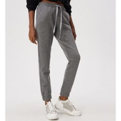 Dresowe spodnie jogger - Szary. Szare spodnie damskie Sinsay, s, z dresówki. Za 29,99 zł.