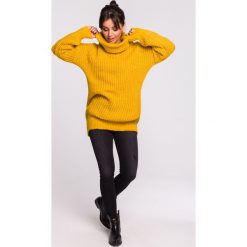 Ciepły sweter z golfem miodowy. Pomarańczowe swetry damskie e-margeritka.pl, s, bez wzorów, z wełny, z długim rękawem, długie, bez kaptura. Za 139,99 zł.