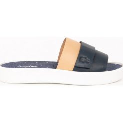 Lacoste - Klapki. Niebieskie klapki damskie marki Lacoste, ze skóry, na obcasie. W wyprzedaży za 399,90 zł.