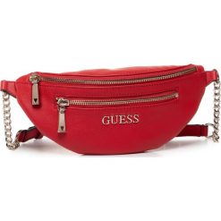 Saszetka nerka GUESS - Caley (VG) Mini HWVG76 74800 RED. Czerwone nerki damskie Guess, z aplikacjami, ze skóry ekologicznej, młodzieżowe, bez dodatków. W wyprzedaży za 279,00 zł.