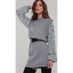 Jasnoszara Sukienka Sturminster. Szare sukienki damskie Renee, na imprezę, s, bez wzorów, z dzianiny, eleganckie, bez kołnierzyka, bez rękawów, długie. Za 179,99 zł.